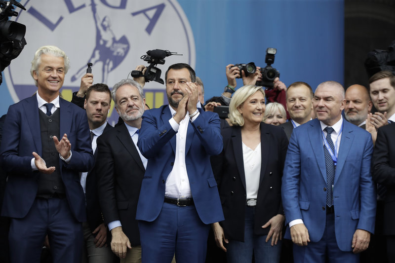 Ο Ματέο Σαλβίνι περιστοιχισμένος από την Μαρίν Λεπέν, τον Γκέερτ Βίλντερς κι άλλους συμμάχους του της ευρωπαϊκής ακροδεξιάς.