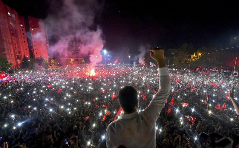 Ο θριαμβευτής των εκλογών στην Κωσνσταντινούπολη στην επινίκια ομιλία του.  