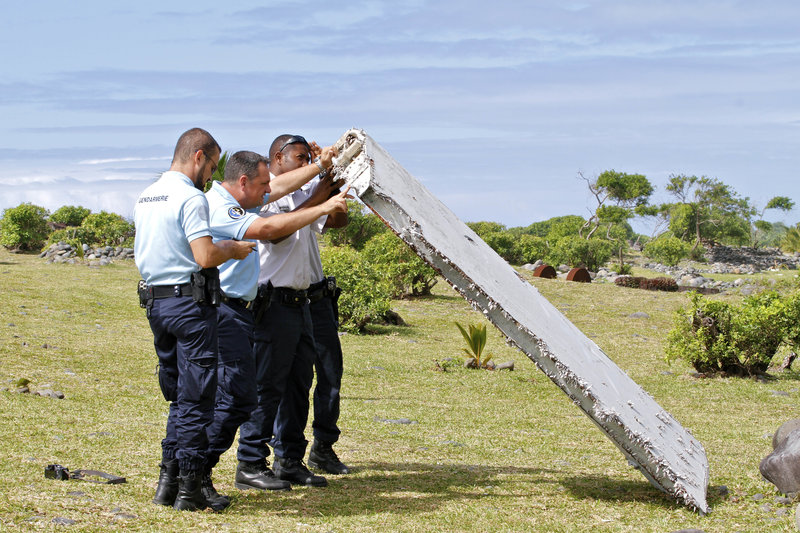Γάλλοι επιθεωρητές μελετούν συντρίμμι από αεροσκάφος στη νήσο Ρεϊνιόν του Ινδικού Ωκεανού. 
