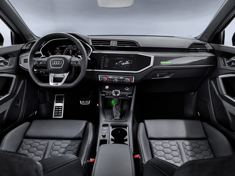 Στο εσωτερικό των SUV της Audi βρίσκουμε πολλές σχεδιαστικές λεπτομέρειες που έχουν στόχο να προσδώσουν μια σπορ χροιά: επενδύσεις αλουμινίου, nappa δερμάτινα καθίσματα και πολλά ακόμη στοιχεία.