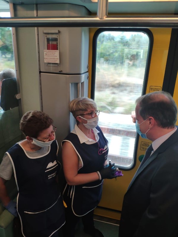 Ο Κώστας Α. Καραμανλής συνομιλεί με υπαλλήλους του τρένου
