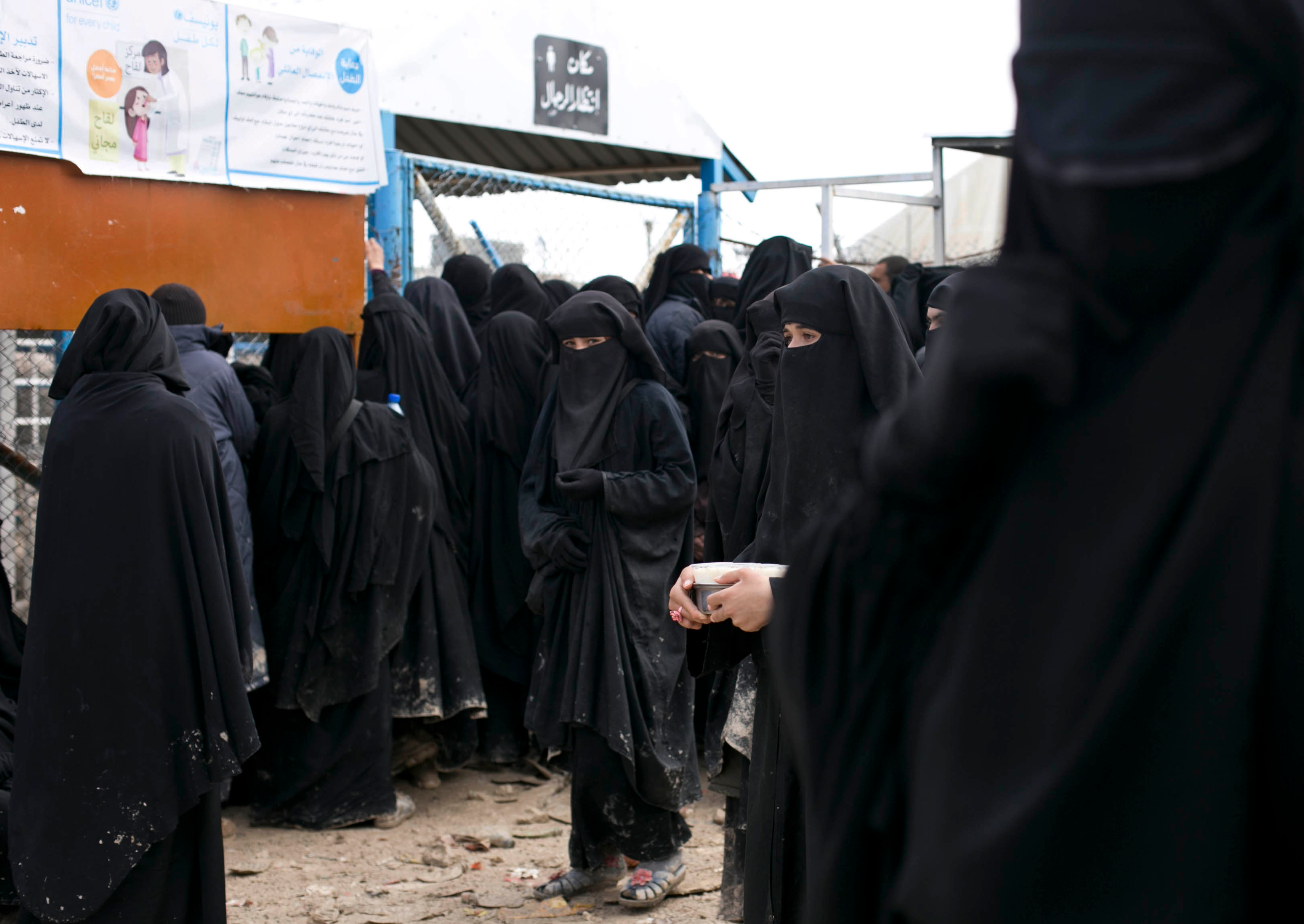 Εκτοπισμένες γυναίκες -ανάμεσά τους και «νύφες του ISIS» στον καταυλισμό Αλ Χολ στη βόρεια Συρία.