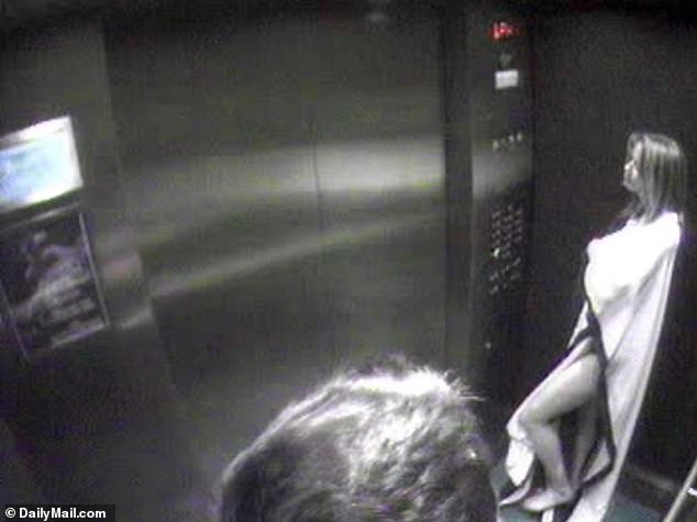 Η Άμπερ Χερντ με μαγιό και πετσέτα στο ασανσέρ του ρετιρέ του Τζόνι Ντεπ