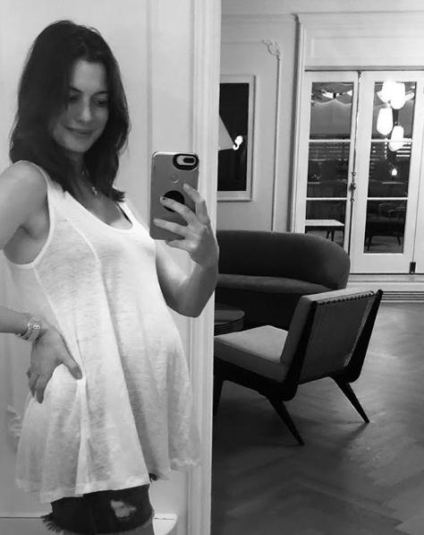 Η φωτογραφία που ανάρτησε στο Instagram η Αν Χαθαγουέι αποκαλύπτοντας την εγκυμοσύνη της