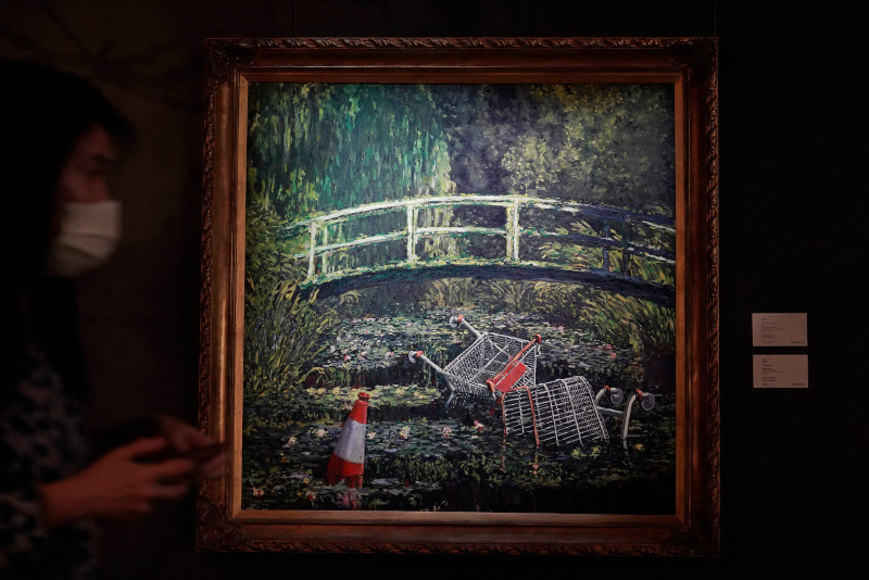  Το “Show Me the Monet” εντάσσεται σε μια σειρά έργων του Banksy με τίτλο “Crude Oils” 