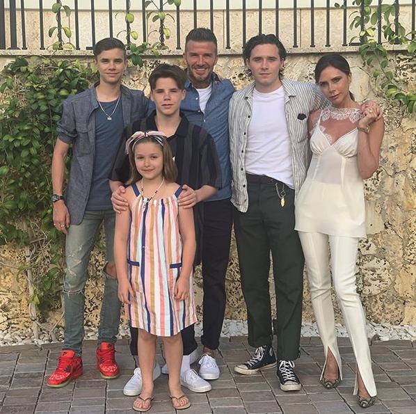 Η οικογενειακή φωτογραφία που πόσταραν όλα τα μέλη της οικογένειας Μπέκαμ