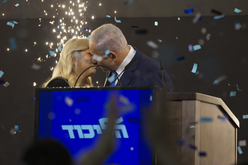 Ο Μπενιαμίν Νετανιάχου μόλις έχει μάθει το αποτέλεσμα των εκλογών και δίνει ένα φιλί στη σύζυγό του