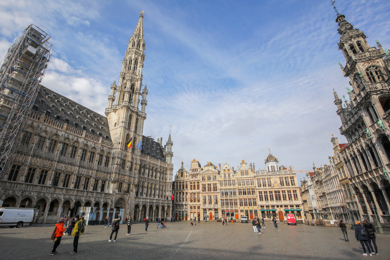 Σχεδόν άδεια η Grand Place στο κέντρο των Βρυξελλών.  