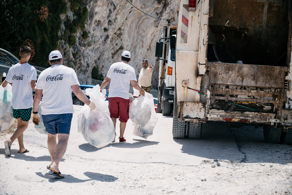 Πάνω από 300 κιλά υλικών και αντικειμένων συλλέχθηκαν από τον βυθό και την παραλία