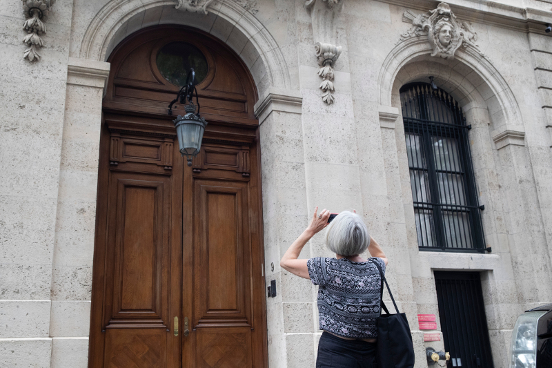 Περαστική φωτογραφίζει την είσοδο της έπαυλης του Τζέφρι Έπσταϊν στο Μανχάταν.