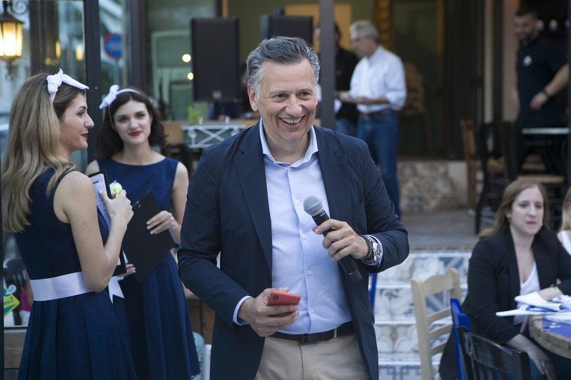 ο Νίκος Μιχαλόπουλος, Διευθυντής Marketing της Ολυμπιακής Ζυθοποιίας με μικρόφωνο στο χέρι