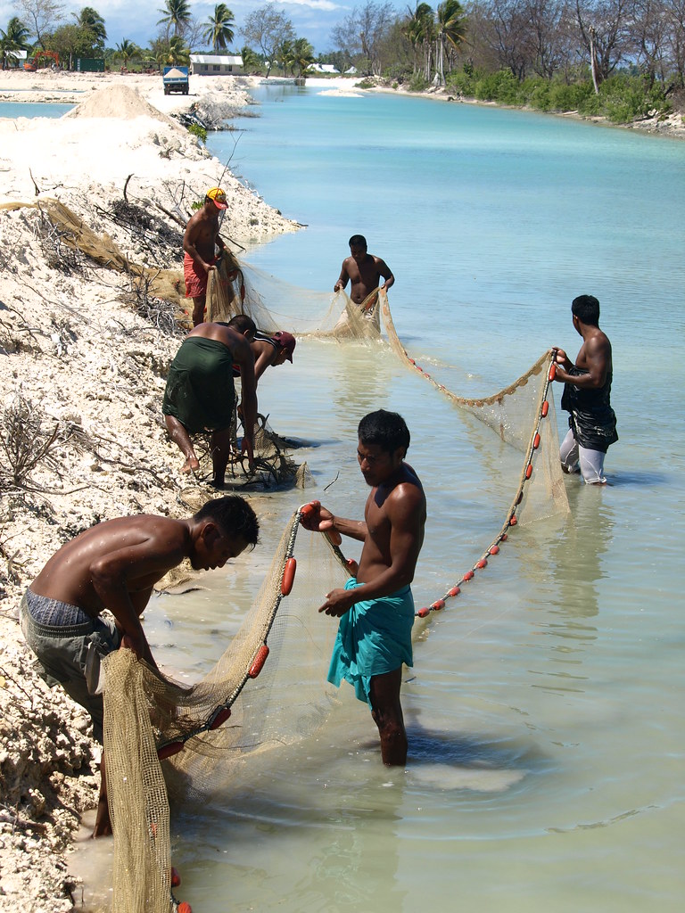 Το ψάρεμα είναι από τις βασικές πηγές εσόδων για κατοίκους του νησιωτικού Κιριμπάτι
