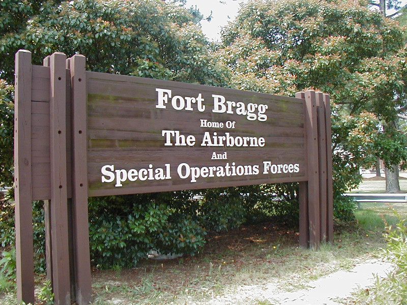 H είσοδος του Φορτ Μπράγκ στη Βόρεια Καρολίνα, έδρα της Delta Force. 