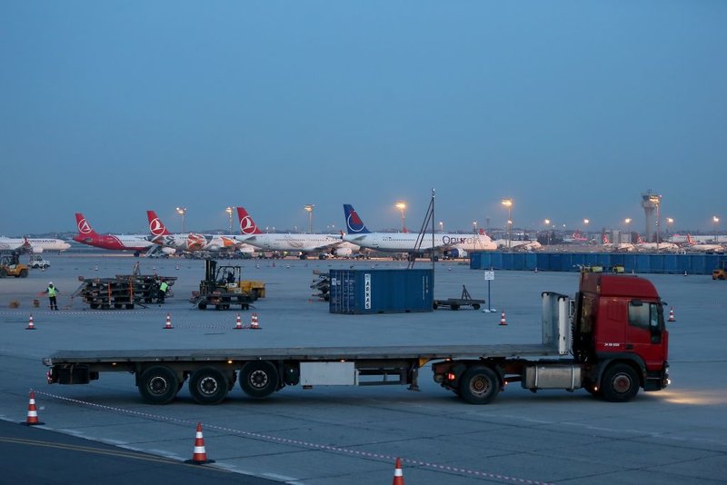Φορτηγά μεταφέρουν τόνους εξοπλισμού από το «Ατατούρκ» στο νέο αεροδρόμιο της Κωνσταντινούπολης
