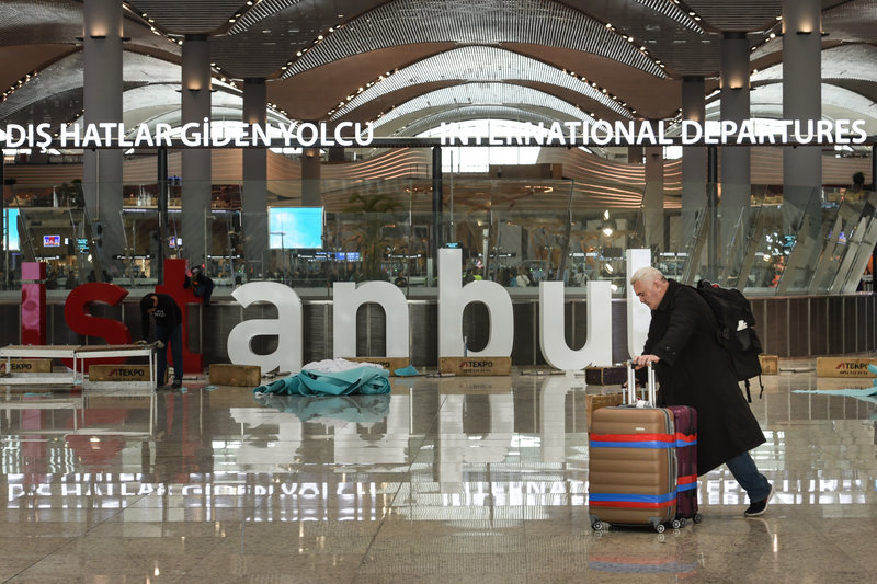 Ταξιδιώτες περιδιαβαίνουν στους χώρους του εντυπωσιακού νέου αεροδρομίου της Κωνσταντινούπολης