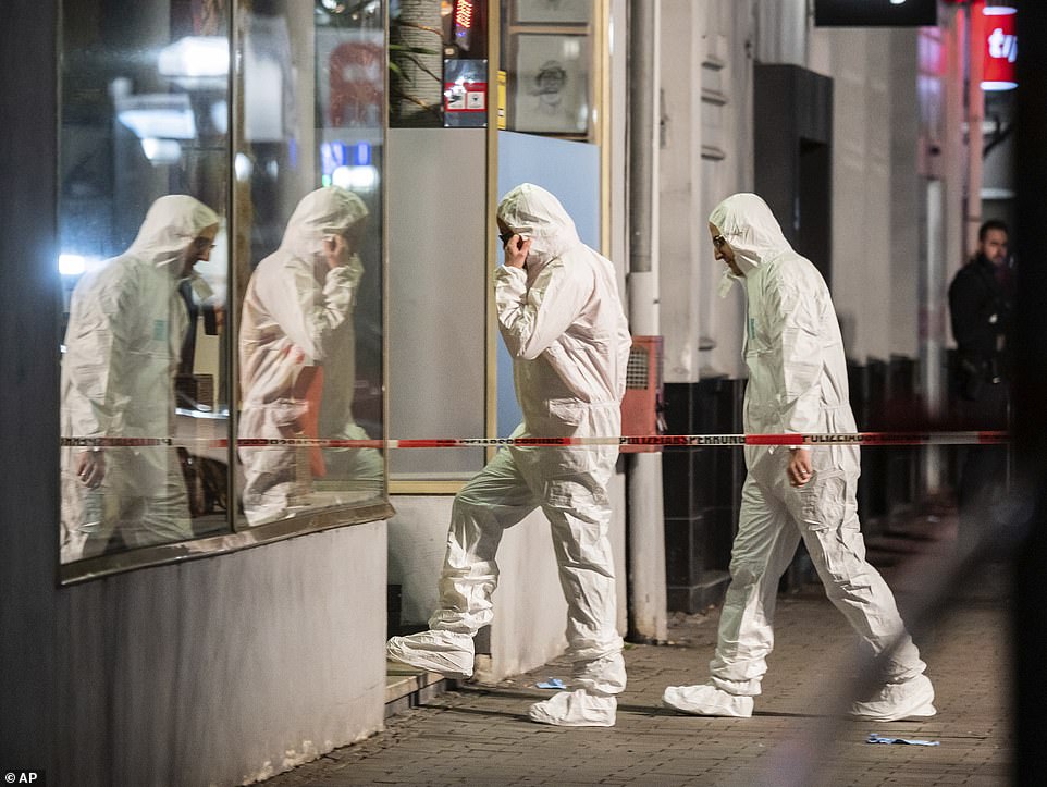 Άνδρες της Σήμανσης σ' ένα από τα σημεία των επιθέσεων στην πόλη Χάναου. 