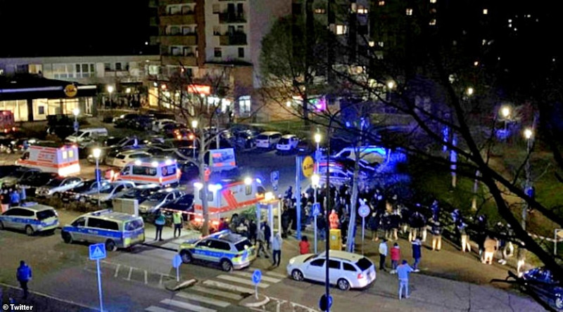 Ασθενοφόρα και περιπολικά σ' ένα από τα σημεία των επιθέσεων στο Χάναου της Γερμανίας.  
