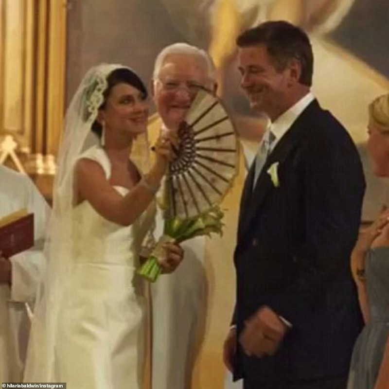 Η Χιλάρια Μπάλντουιν κρατά βεντάλια στον γάμο της με τον Αλεκ Μπάλντουιν  
