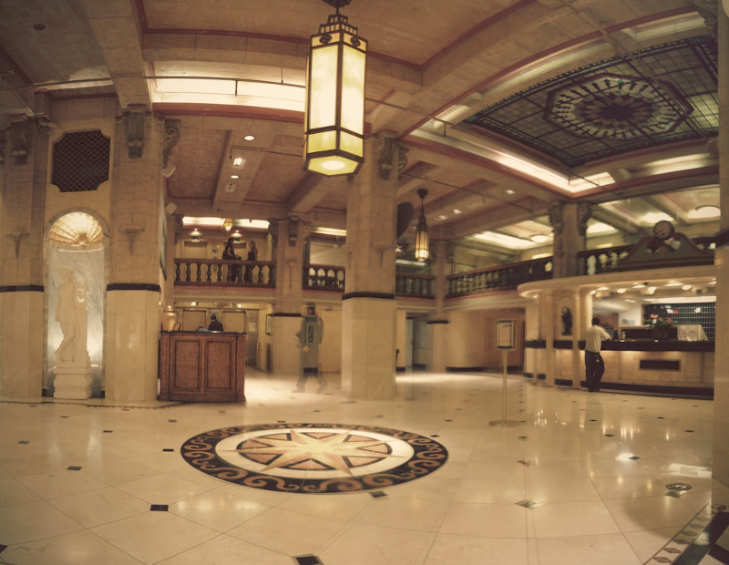Το λόμπι του ξενοδοχείου Hotel Cecil στο Λος Άντζελες.