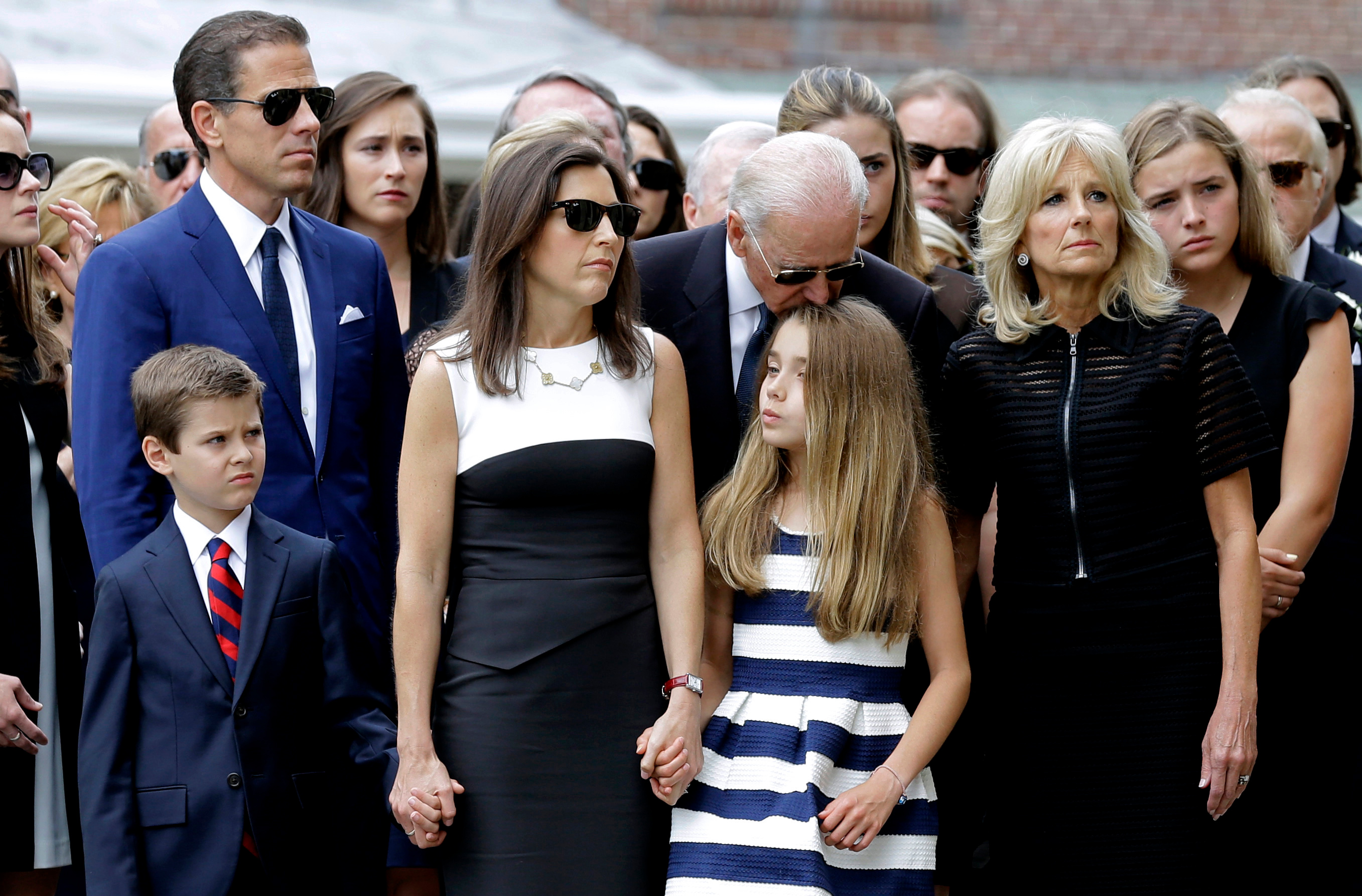 Ο Χάντερ Μπάιντεν (αριστερά), δίπλα στη νύφη του, Χάλι, τα παιδιά της, τον πατέρα του κι άλλα μέλη της οικογένειας στην κηδεία του αδελφού του, Μπο
