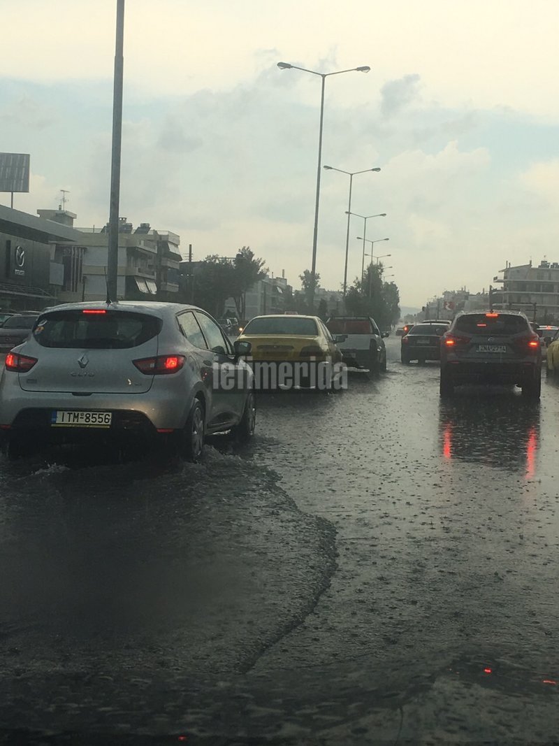 Αυτοκίνητα στην Λεωφόρο Βουλιαγμένης
