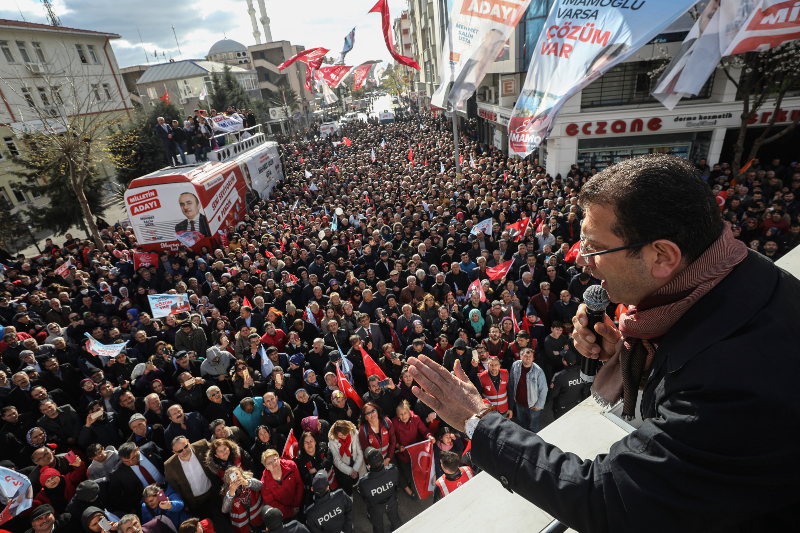 Ο Εκρέμ Ιμάμογλου σε προεκλογική του συγκέντρωση στα τέλη Μαρτίου σε συνοικία της Κωνσταντινούπολης.