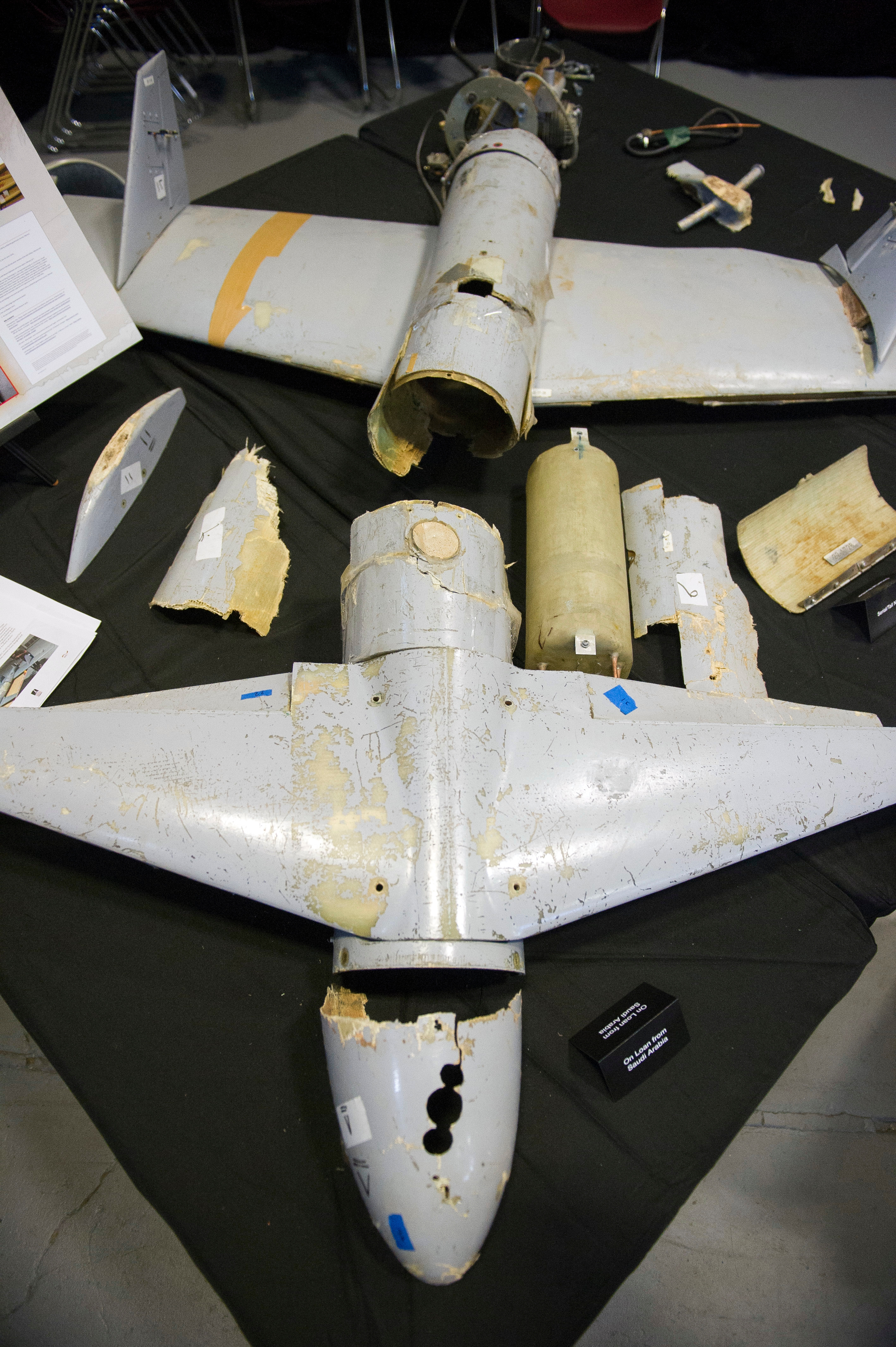 Συντρίμμια ιρανικού “drone αυτοκτονίας” Qasef-1, που σύμφωνα με την Ουάσιγκτον, εκτοξεύθηκε από την Υεμένη προς τη Σαουδική Αραβία. 