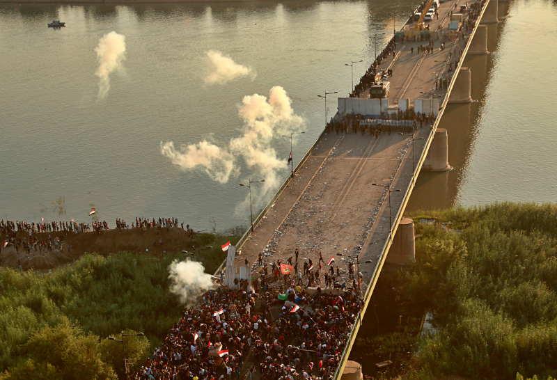 Διαδηλωτές έχουν στήσει οδοφράγματα σε γέφυρα που οδηγεί στην Πράσινη Ζώνη της πρωτεύουσας του Ιράκ. 