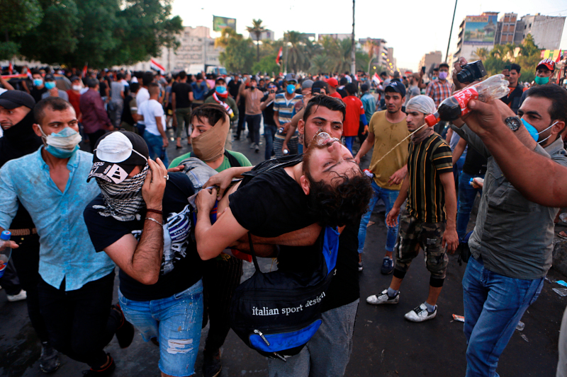 Νεαροί μεταφέρουν τραυματισμένο διαδηλωτή στους ώμους. Ο αριθμός των θυμάτων των αντικυβερνητικών διαδηλώσεων στο Ιράκ αυξάνει διαρκώς. 