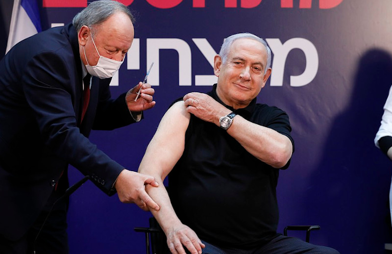 Ο πρωθυπουργός Μπέντζαμιν Νετανιάχου ήταν ο πρώτος στο Ισραήλ που εμβολιάστηκε για την Covid-19 