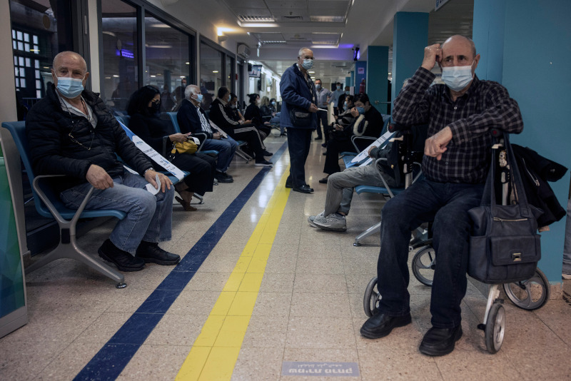 Πολίτες περιμένουν τη σειρά τους για το εμβόλιο κατά της Covid-19 σε νοσοκομείο της Μπερ Σεβά του Ισραήλ 