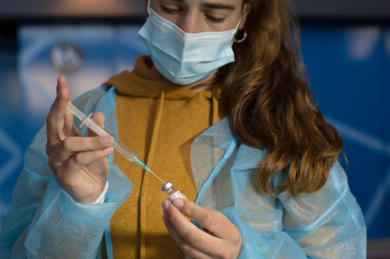 Σύμφωνα με τον υπουργό Υγείας του Ισραήλ, σε αρκετές περιπτώσεις το υγειονομικό προσωπικό κατάφερε να βγάλει έξι δόσεις αντί για πέντε από τα φιαλίδια των εμβολίων της Pfizer