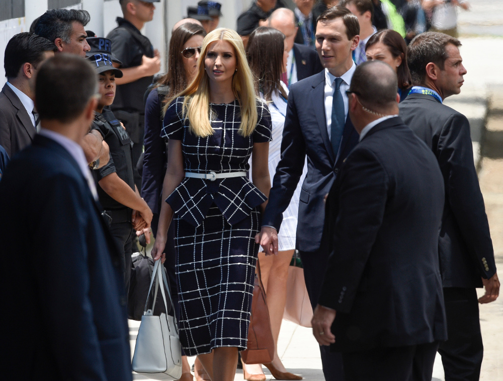 Με μπλε σκούρο ταγέρ Oscar de la Renta