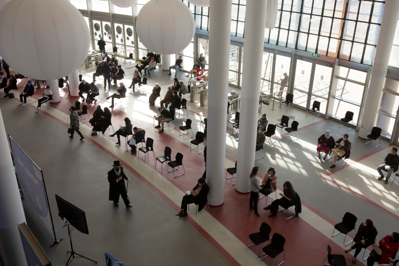 Ισραηλινοί περιμένουν να εμβολιαστούν για την Covid-19 σε κλειστό αθλητικό κέντρο στην Ιερουσαλήμ