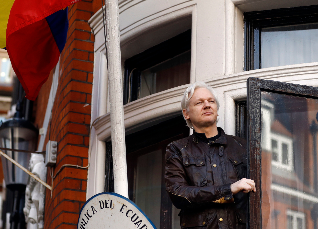 Ο συνιδρυτής του Wikileaks Τζούλιαν Ασάνζ χαιρετά υποστηρικτές του από το μπαλκόνι της πρεσβείας του Ισημερινού στο Λονδίνο στις 19 Μαϊου 2017. 