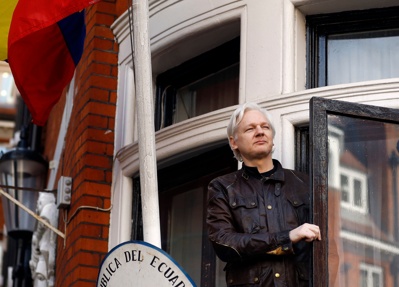Ο συνιδρυτής του Wikileaks Τζούλιαν Ασάνζ χαιρετά υποστηρικτές του από το μπαλκόνι της πρεσβείας του Ισημερινού στο Λονδίνο στις 19 Μαϊου 2017.