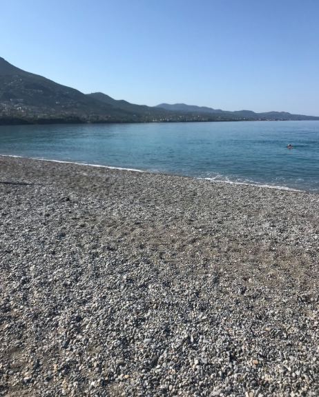 Η παραλία στην Καλαμάτα όταν είχε ακόμα με βότσαλα