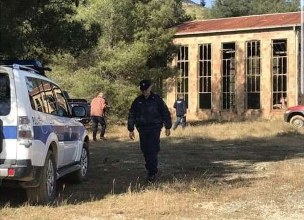 Αστυνομικός περπατάει