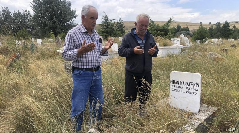 Κάτοικοι του Καλφάτ, 100 χλμ βόρεια της Άγκυρας, προσεύχονται στον τάφο προγόνου του Μπόρις Τζόνσον.