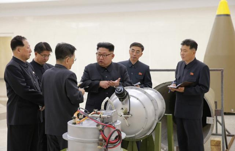 Ο ηγέτης της Βόρειας Κορέας, Κιμ Γιονγκ Ουν, με επιστήμονες του πυρηνικού προγράμματος της χώρας του.  