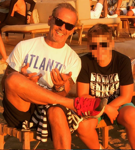 «Μπαμπάς και γιος σε διακοπές» έγραψε ο Πέτρος Κωστόπουλος σε φωτογραφία με τον γιο του Μάξιμο