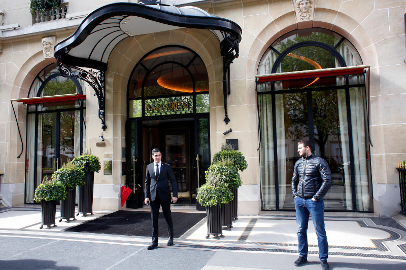 Î— ÎµÎ¯ÏƒÎ¿Î´Î¿Ï‚ Ï„Î¿Ï… Le Plaza Athenee ÏƒÏ„Î¿ Î Î±ÏÎ¯ÏƒÎ¹, ÎµÎ½ÏŒÏ‚ Î±Ï€ÏŒ Ï„Î± Î¾ÎµÎ½Î¿Î´Î¿Ï‡ÎµÎ¯Î± Î¹Î´Î¹Î¿ÎºÏ„Î·ÏƒÎ¯Î±Ï‚ Ï„Î¿Ï… Î£Î¿Ï…Î»Ï„Î¬Î½Î¿Ï… Ï„Î¿Ï… ÎœÏ€ÏÎ¿Ï…Î½Î­Î¹ ÏƒÏ„Î·Î½ Î•Ï…ÏÏŽÏ€Î·. 