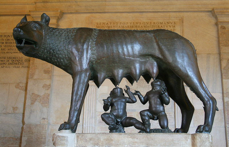 Μπρούτζινο άγαλμα της λύκαινας που θηλάζει τους δίδυμους Ρωμύλο και Ρώμο, ιδρυτές της Ρώμης. 