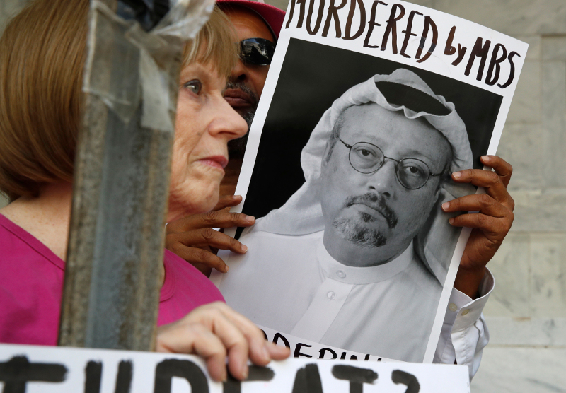 Διαδήλωση κατά του Μοχάμεντ Μπιν Σαλμάν για τη δολοφονία του Τζαμάλ Κασόγκι έξω από την πρεσβεία της Σαουδικής Αραβίας στην Ουάσιγκτον τον περασμένο Οκτώβριο. 