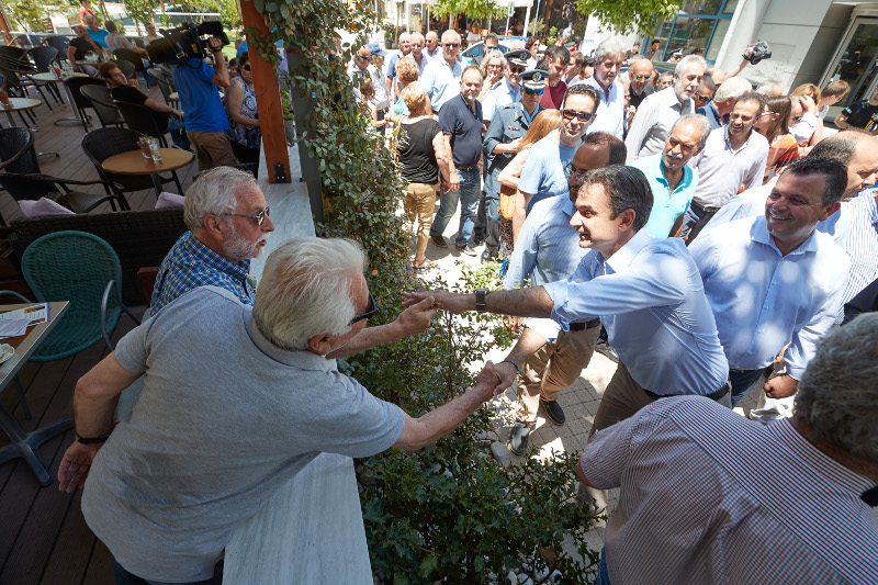 Ο Κυριάκος Μητσοτάκης συνομιλεί με τους κατοίκους του Αλμυρού / Φωτογραφία: EUROKINISSI