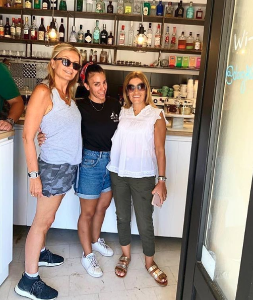 Η Μαρέβα Μητσοτάκη σε χαλαρές στιγμές στα Χανιά