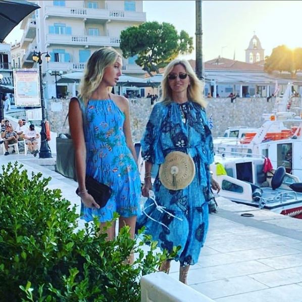 Η Μαρία Ολυμπία με την μητέρα της Μαρί Σαντάλ κάνουν βόλτα στην μαρίνα των Σπετσών