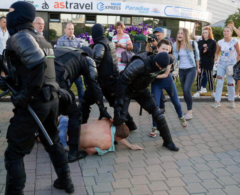 Αστυνομικοί ξυλοφορτώνουν διαδηλωτή στη Λευκορωσία
