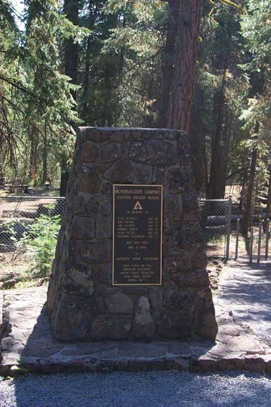 Το μνημείο που έχει στηθεί στο σημείο της έκρηξης, όπου σκοτώθηκαν η έγκυος σύζυγος του αιδεσιμότατου Μίτσελ και οι πέντε μαθητές Κατηχητικού κοντά στο Μπλάι του Όρεγκον. 
