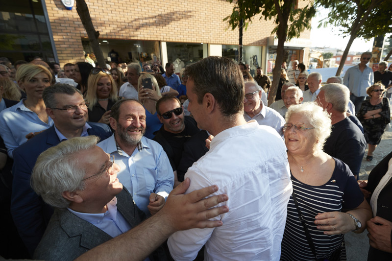Ο Κυριάκος Μητσοτάκης με κόσμο στο Κερατσίνι